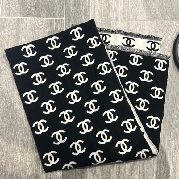 Chanel scarf - Picture 1 of 3